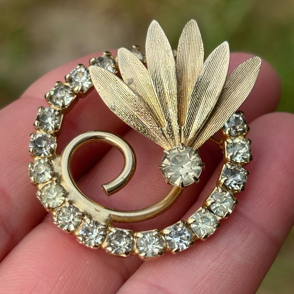 Beautiful Vintage Swirled Rhinestones and Leaf Brooch!